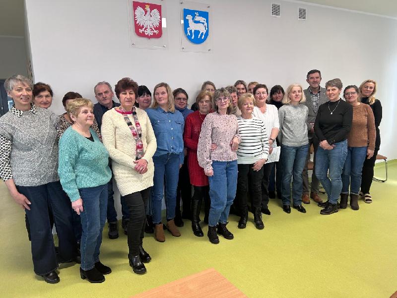 zdjęcie grupowe z konkursu o gospodarstwie domowym i przedsiębiorczości