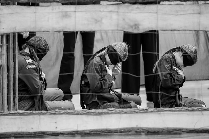 troje dzieci za kratkami z hustą na oczach