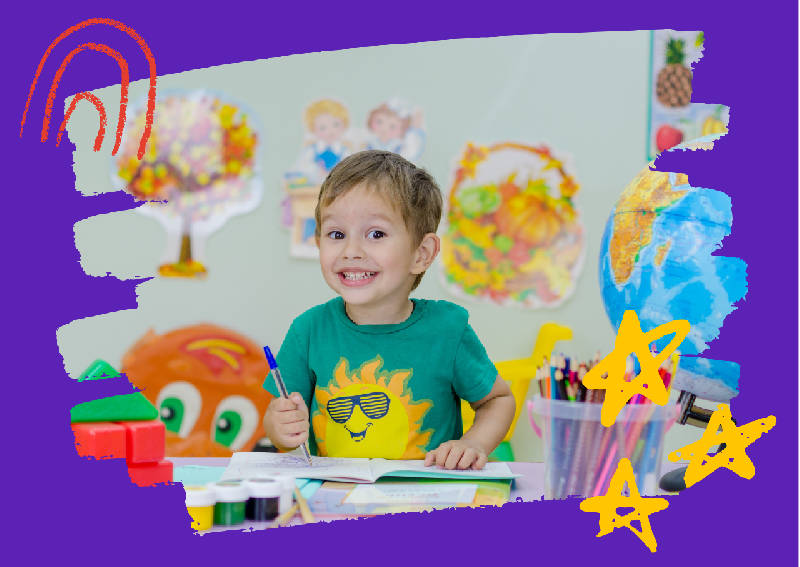 uśmiechnięte dziecko kolorujące obrazek