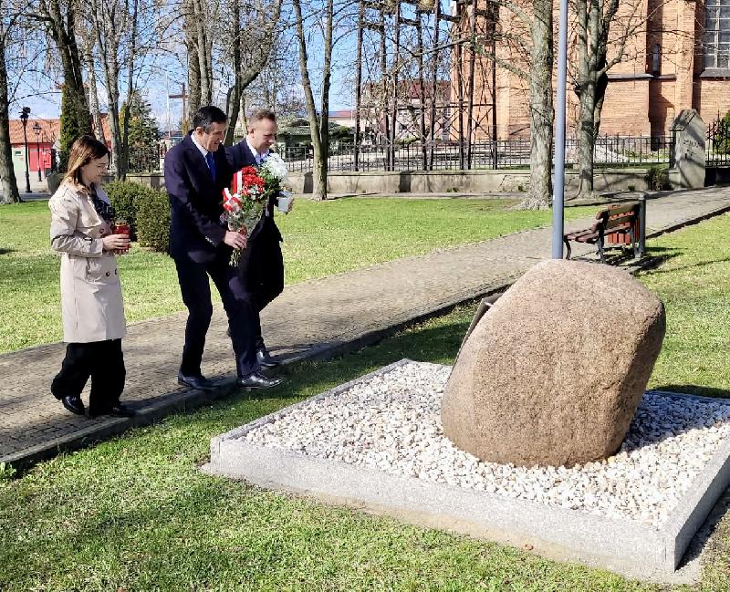 złożenie kwiatów pod pomnikiem 