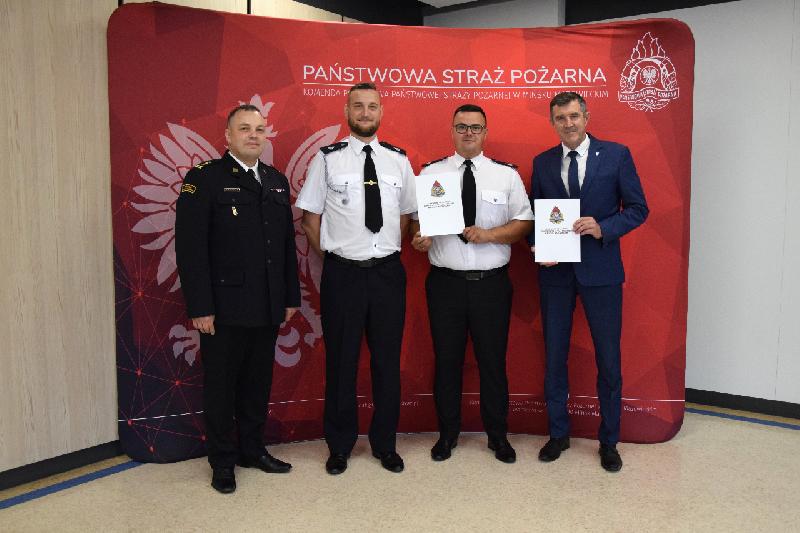 burmistrz Latowicz, komendant PSP oraz druhowie OSP Wielgolas podpisujący porozumienie o wstąpieniu jednostki do KSRG