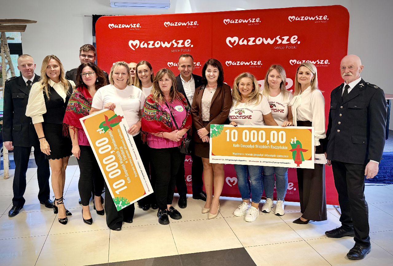 zdjęcie grupowe Janina Ewa Orzełowska, Arkadiusz Reda Zastępca Burmistrza oraz przedstawiciele OSP i KGW z Gminy Latowicz
