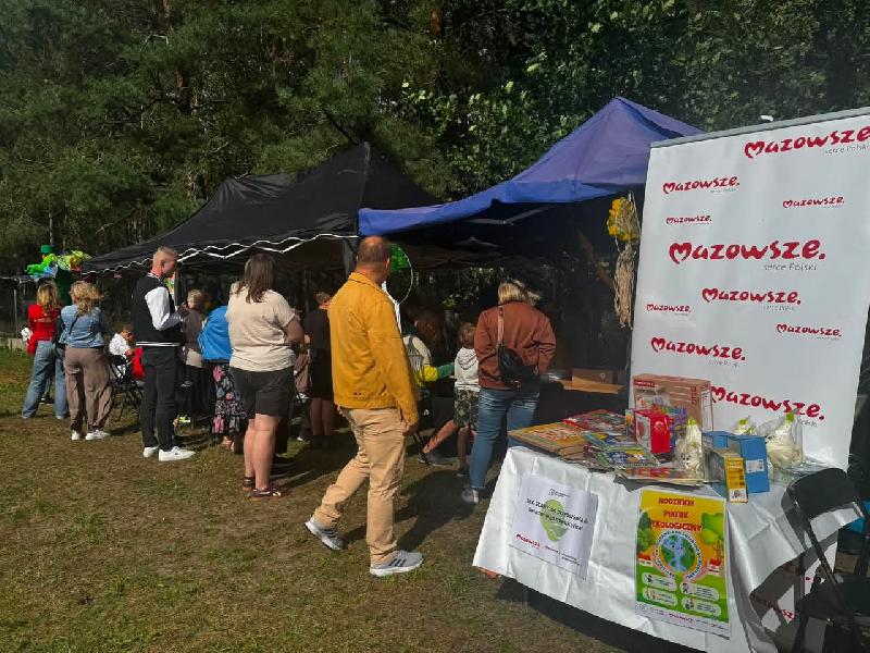 zdjęcie z pikniku baner mazowsze ludzie namioty kolorowe