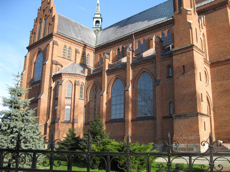 Kościół pw. Świętego Walentego w Latowiczu - widok z boku