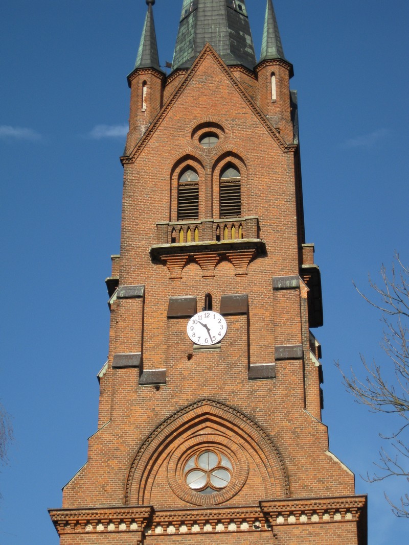 Kościół pw. Świętego Walentego w Latowiczu - wieża z zegarem
