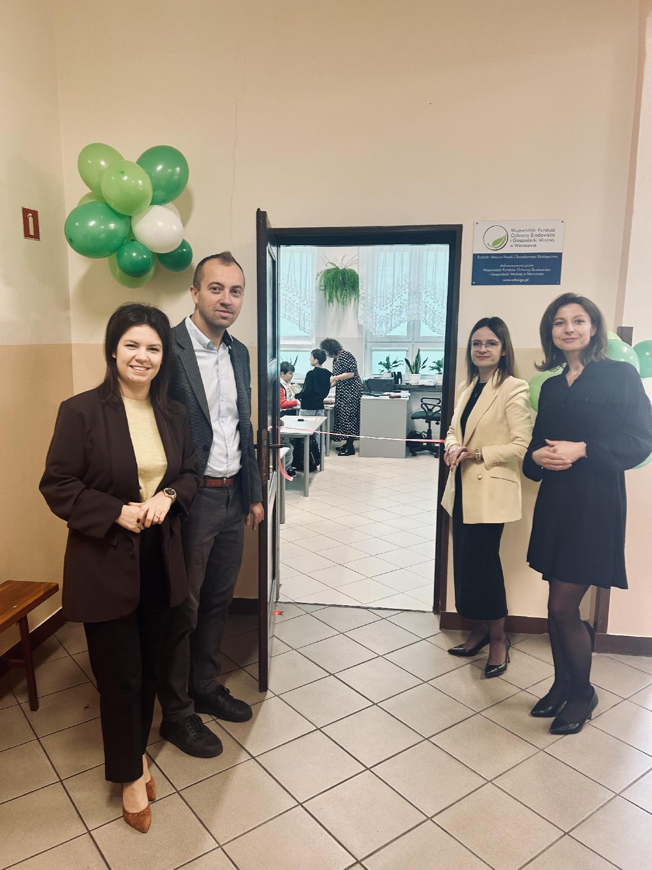 dyrektor i pracownicy umig na otwarciu pracowni