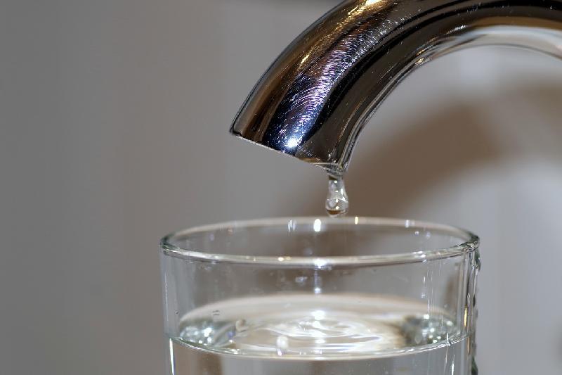 szklanka z wodą, informacja o możliwym braku wody z wodociągu