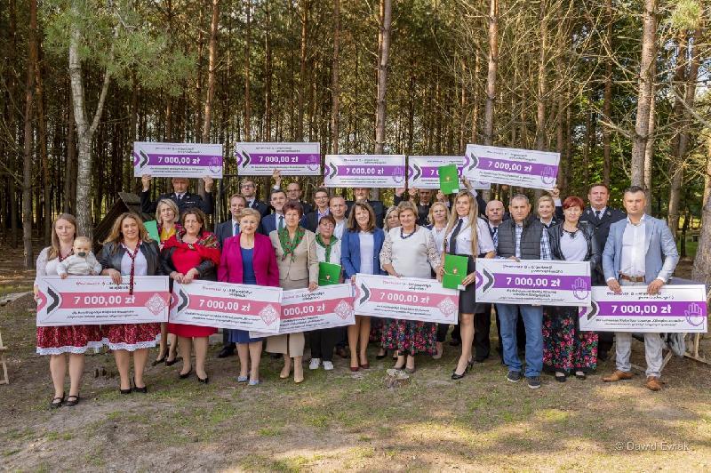 grupowe zdjęcie uczestników z podpisania umów pomiędzy Urzędem Marszałkowskim a NGO z terenu powiatu mińskiego