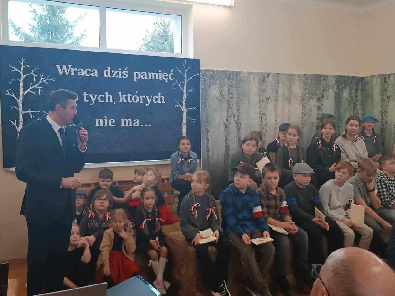 burmistrz Latowicza przemawia do dzieci