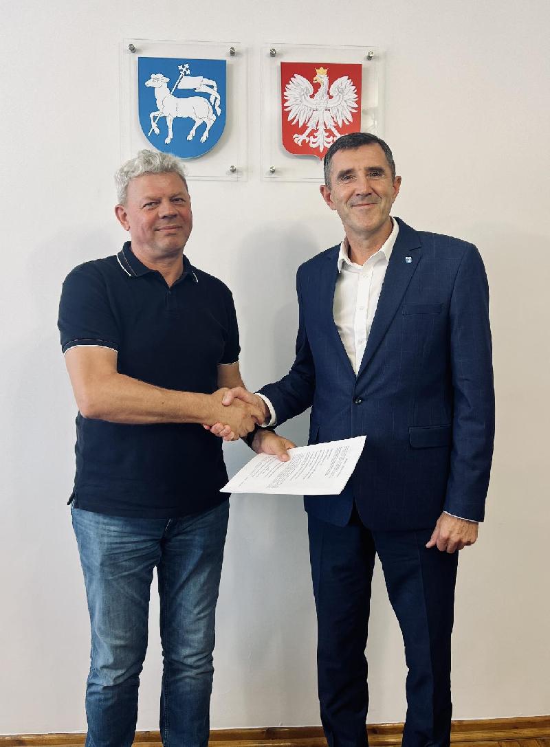 burmistrz Latowicz Bogdan Światek- Górski z przedstawicielem firmy WODMAR - przekazanie podpisanej umowy na wodociąg
