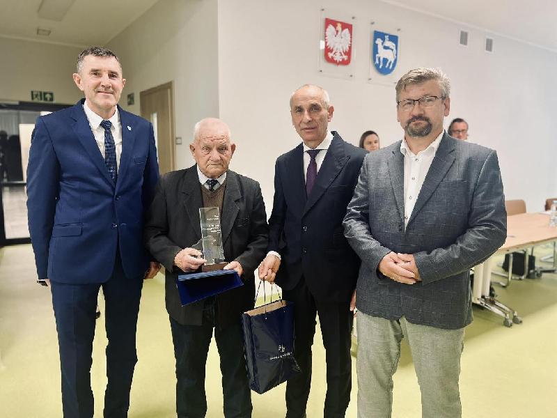burmistrz bogdan świątek - górski, przewodniczący rady miejskiej wiesław świątek, wieloletni sołtys marian fijołek, radny rady miejskiej tadeusz wołkowiecki