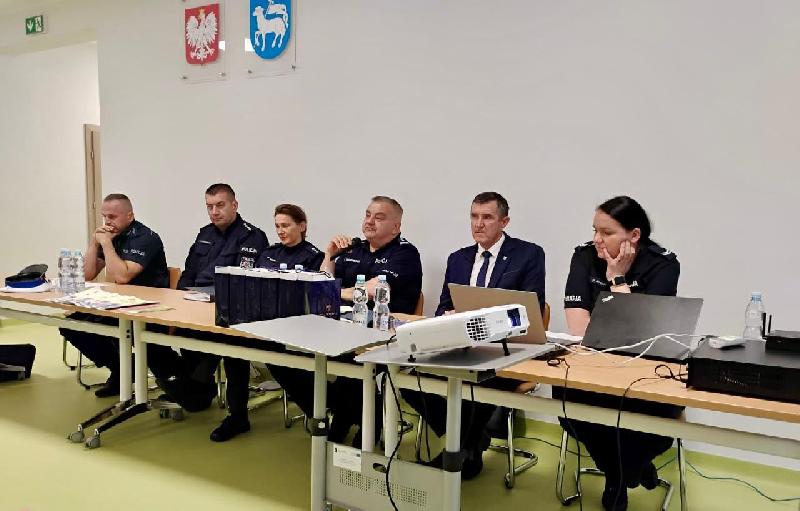 przedstawiciele policji oraz burmistrz Latowicza